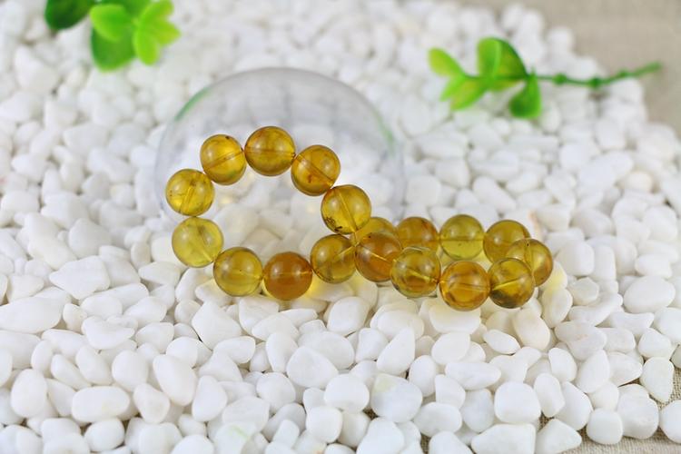 流淌过时光的琥珀 11mm·13g手链的珠宝价值与佩戴艺术